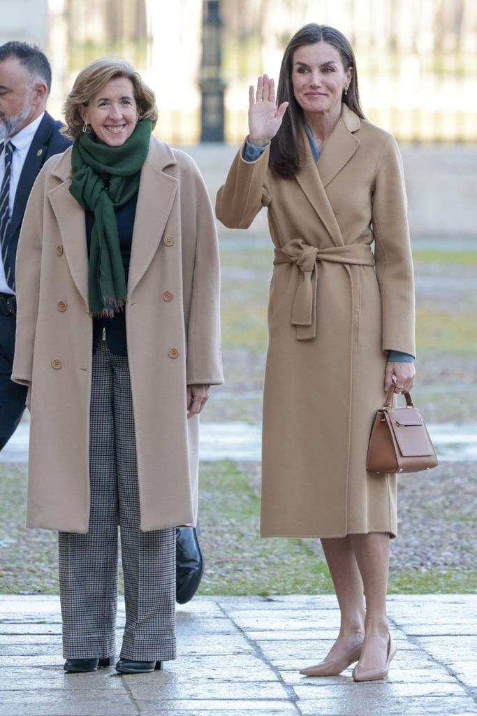 La reina Letizia apuesta en Aranjuez por un abrigo batín y el tacón más bajo