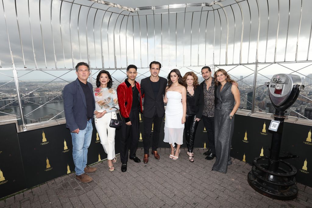 Dylan Clark, Shohreh Aghdashloo, Rhenzy Feliz, Colin Farrell, Cristin Milioti, Deirdre O'Connell, Mike Marino y Lauren LeFranc, de izquierda a derecha, en el estreno de 'The Penguin', septiembre de 2024 en Nueva York