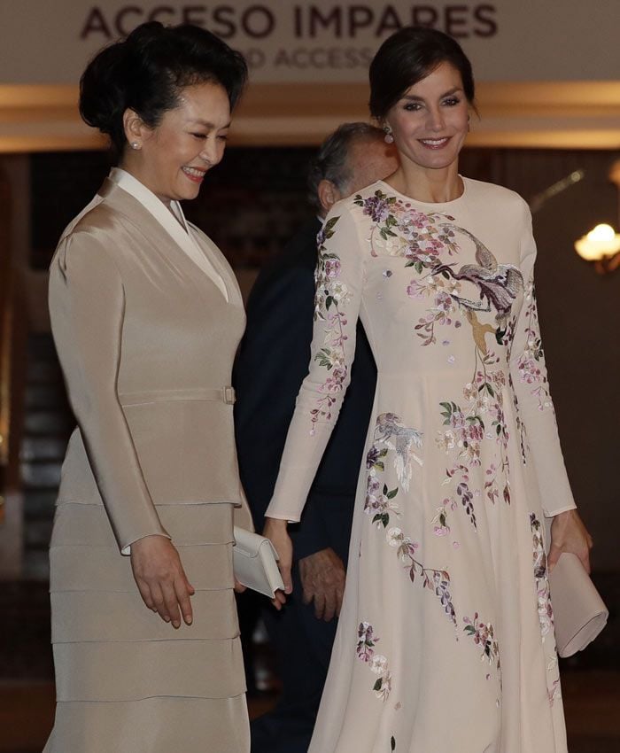 Doña Letizia y Peng Liyuan en el Teatro Real 