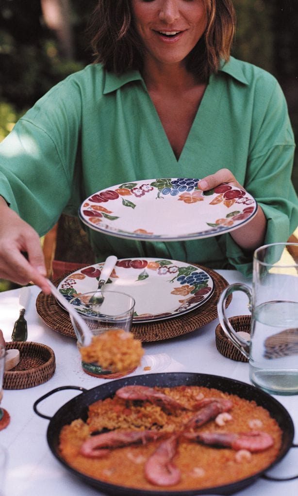 Tamara Falcó, sirviendo la paella que preparan los sábados