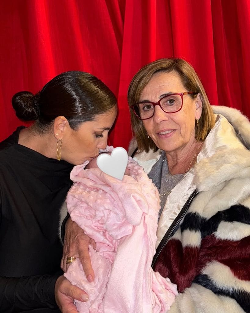 Anabel Pantoja y su madre, Merchi, con la pequeña Alma durante las pasadas Navidades