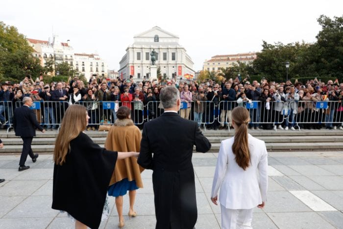 Los Reyes, la Princesa y la Infanta saliendo del Palacio Real