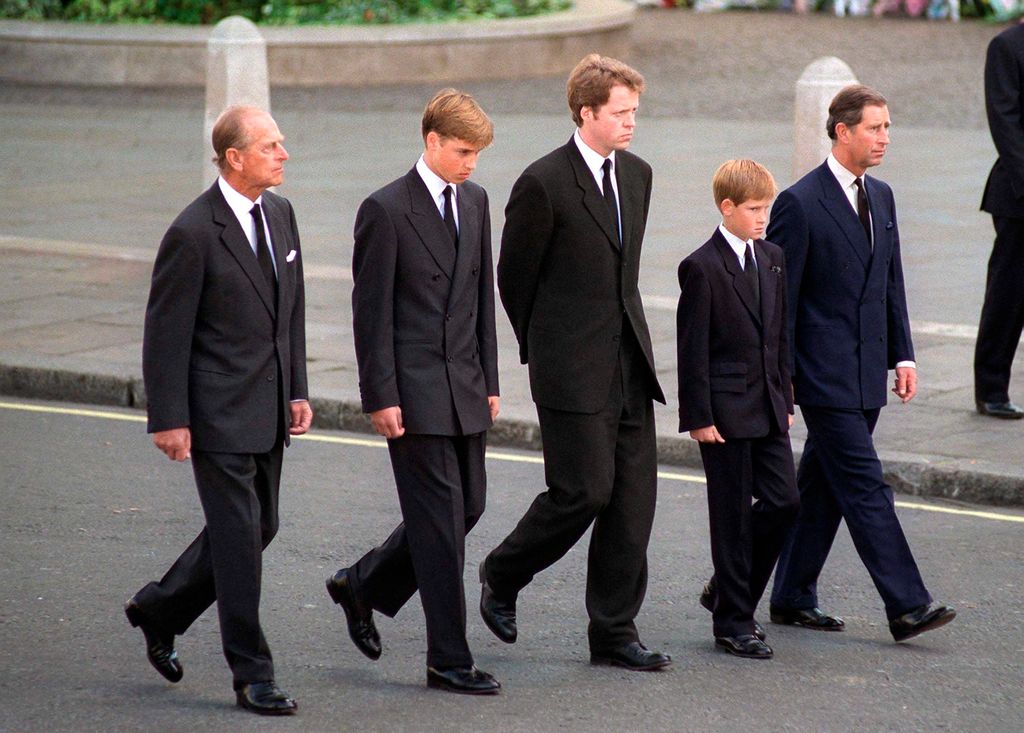 El duque de Edimburgo, Principe William, Earl Spencer, el Príncipe Harry y el Príncipe de Gales