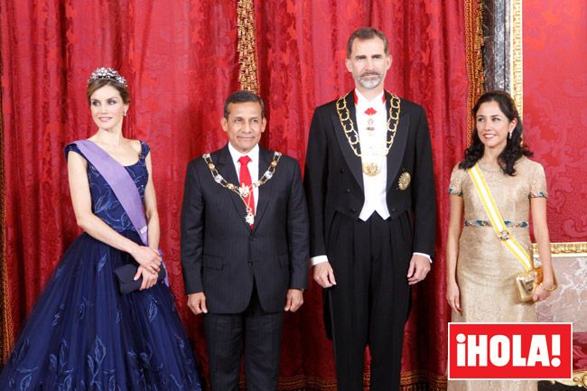 Tras un recibimiento con honores en el Palacio de El Pardo y un almuerzo en el Palacio de la Zarzuela, los Reyes de España han abierto el Palacio Real de Madrid para una cena de gala en honor del Presidente de la República del Perú
