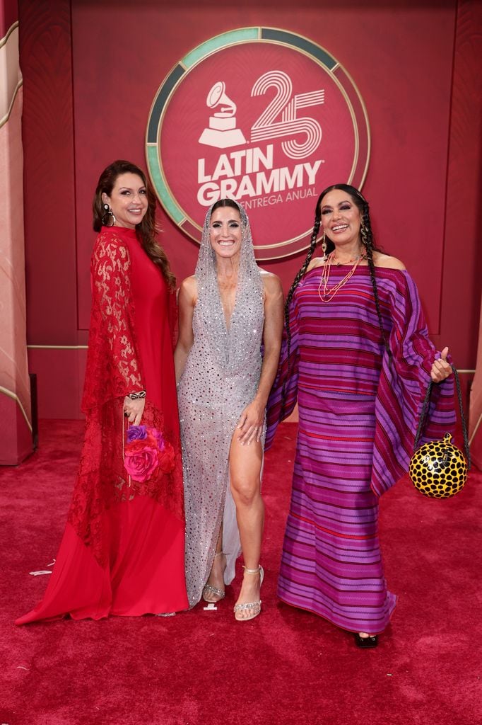 Niña Pastori, Soledad Pastorutti y Lila Downs en la gala de los Premios Grammy Latinos 2024