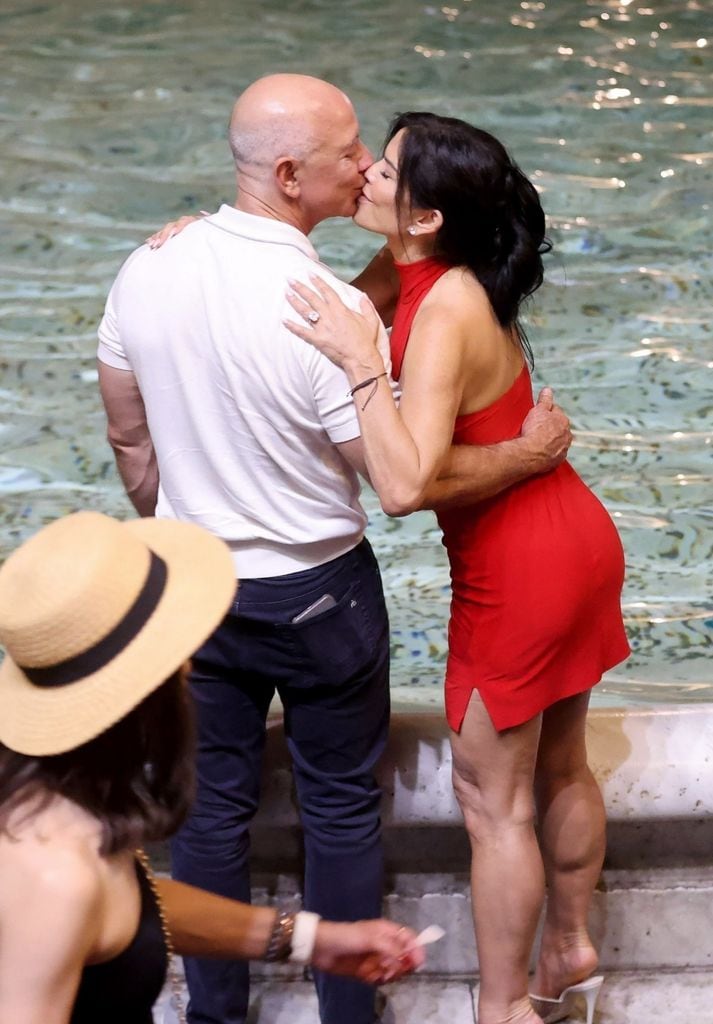 La pareja derrochó amor frente a la Fontana di Trevi.