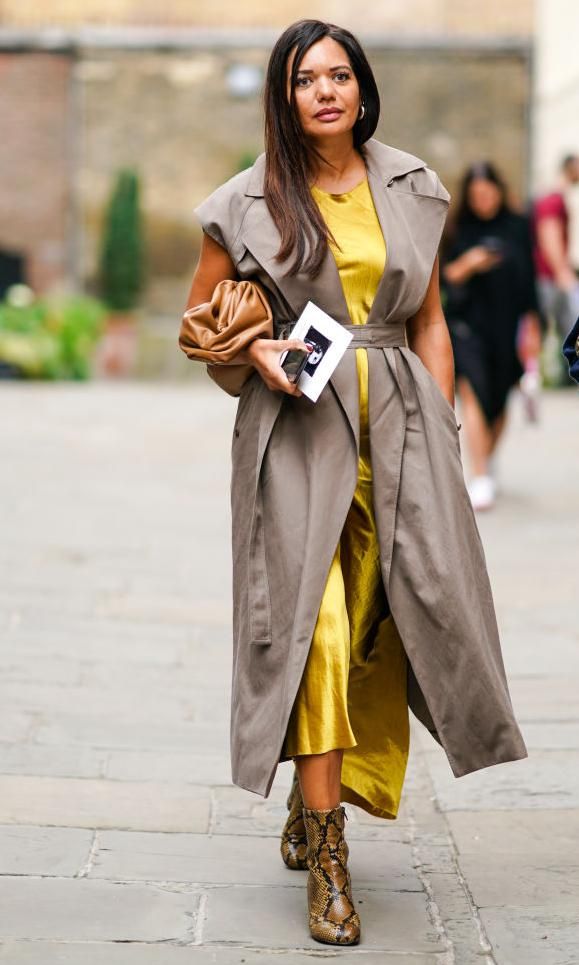 look de street style con gabardina gris y botas de piel de pit n