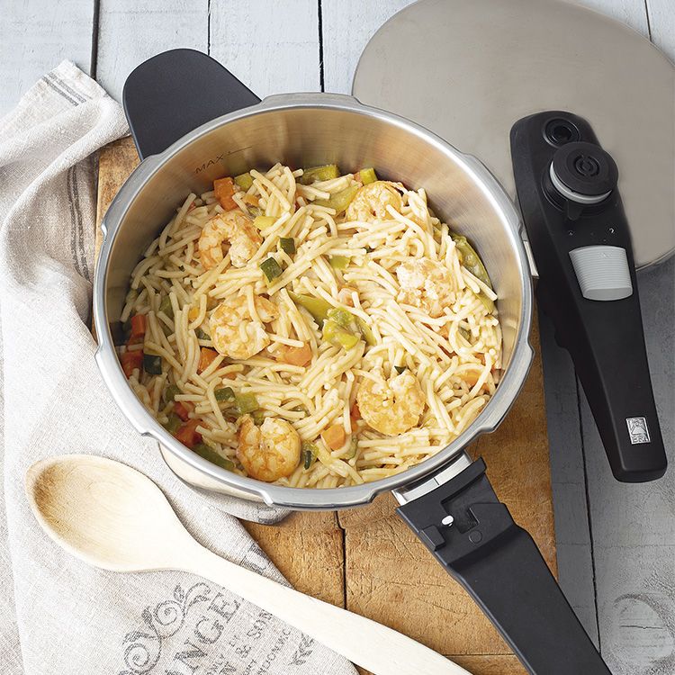 Fideos con verduras y langostinos