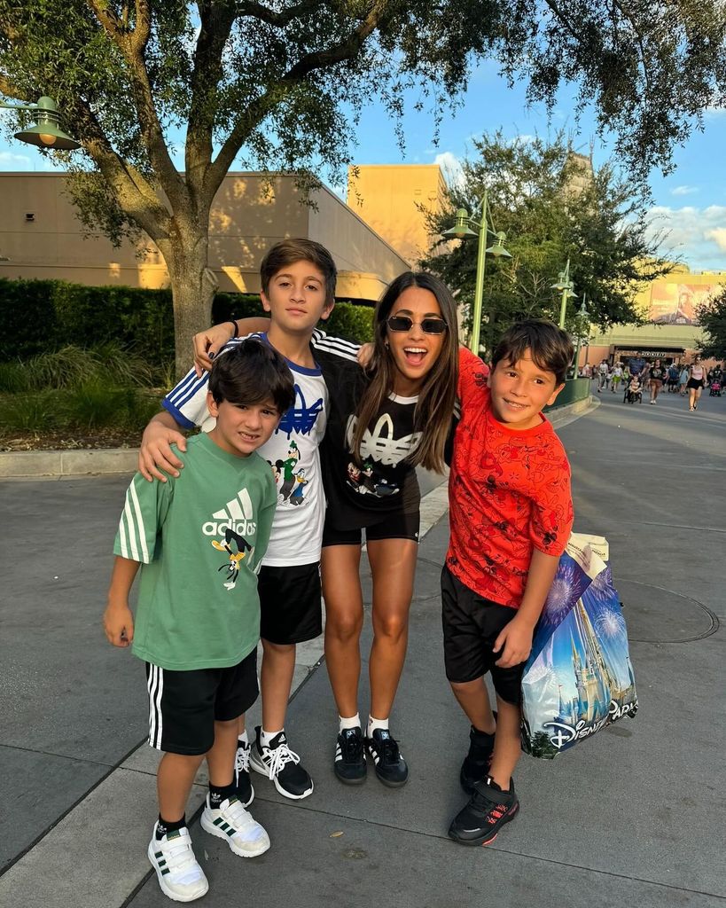 Antonela Roccuzzo con sus tres hijos.