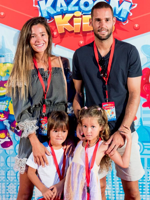 Mario Suárez y Malena Costa con sus hijos