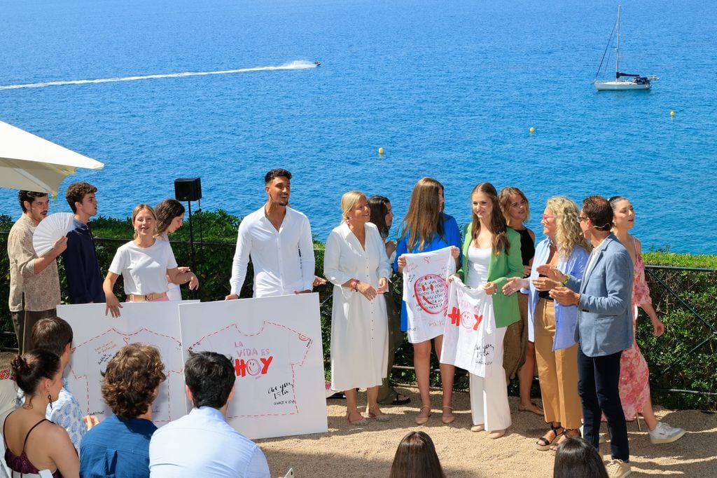 La princesa Leonor y la infanta Sofía en su encuentro con los jóvenes que participan en programas de la Fundación Princesa de Girona