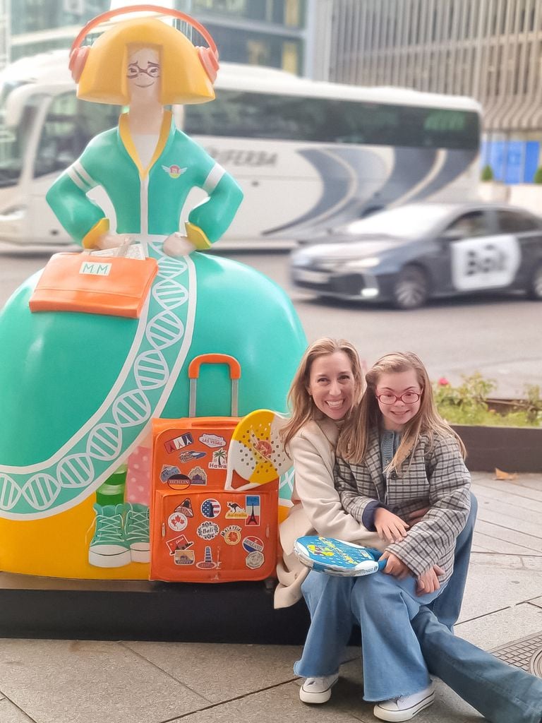 Menina Marieta con Marieta y su madre, María Doussinague