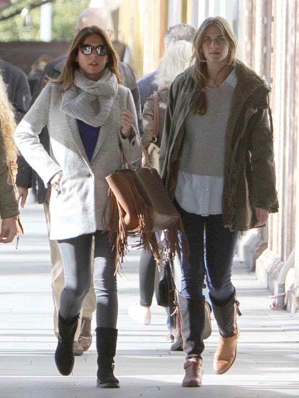 El día en que llegaba a las 31 primaveras, Lourdes se dejó ver muy sonriente y feliz caminando por las calles de Sevilla cuando se dirigía con su hermana, Sibi, hasta su taller de moda