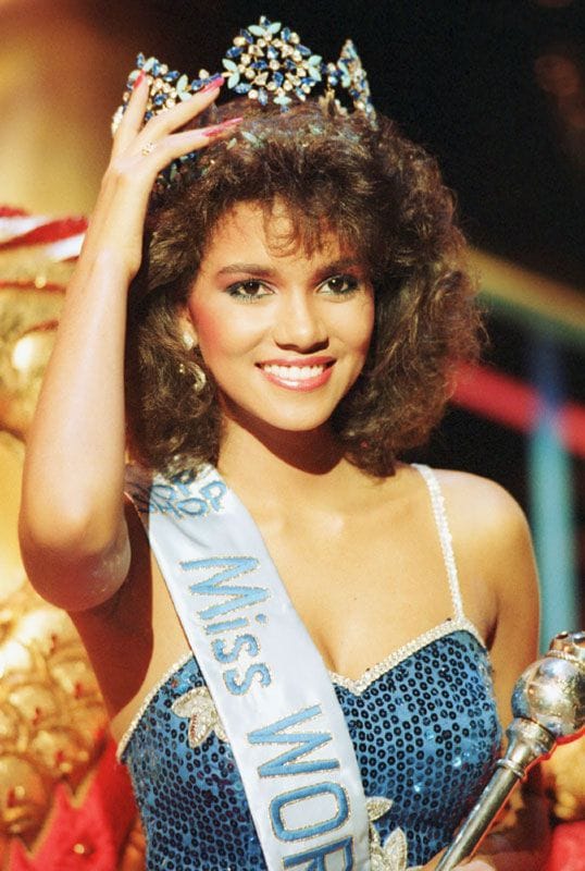 Miss USA, Halle Berry, de Ohio, se coronó Miss Mundo en Royal Albert Hall de Londres en noviembre de 1986, el inicio de una exitosa carrera profesional que terminaría en el cine
