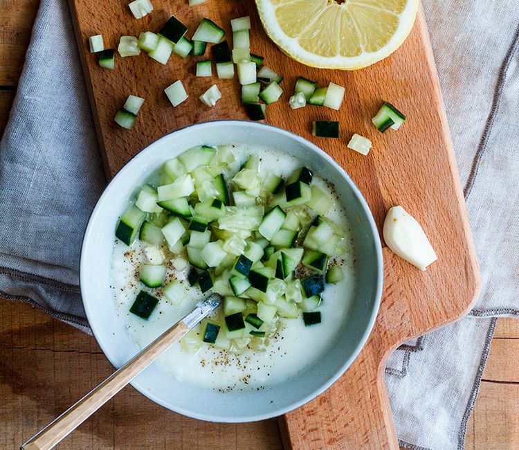 Plato de sopa 'tarator' con daditos de pepino