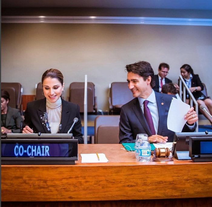 Rania de Jordania ocupó su silla como copresidenta en el auditorio de la ONU junto al Primer Ministro de Canadá, Justin Trudeau
