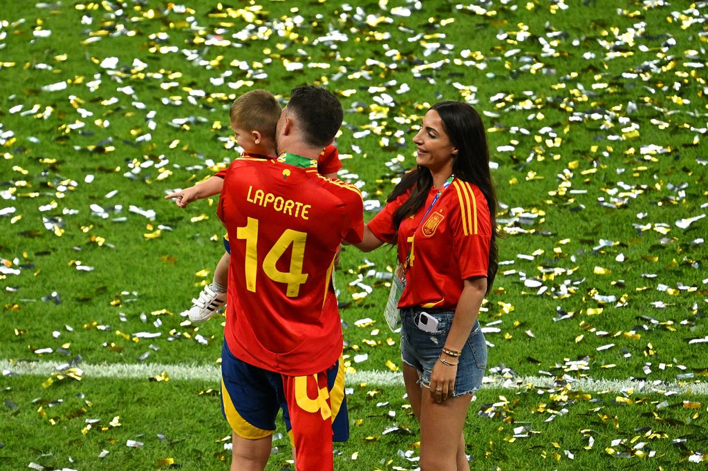 Aymeric Laporte y su mujer Sara Botello con su hijo en la final de la Eurocopa 2024