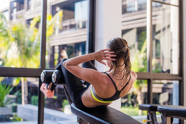 “Cuantas más abdominales mejor”, y otros bulos de gimnasio 