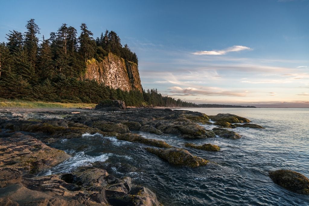 Taaw Tldáaw, anteriormente conocido como Tow Hill, al este de Masset en el extremo norte de la península Naikoon del noreste de la isla Graham en Haida Gwaii