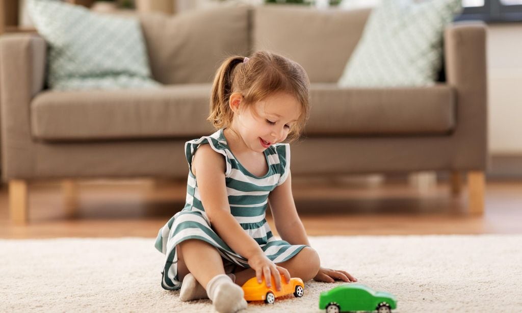 ni a jugando con coches en el sal n de su casa