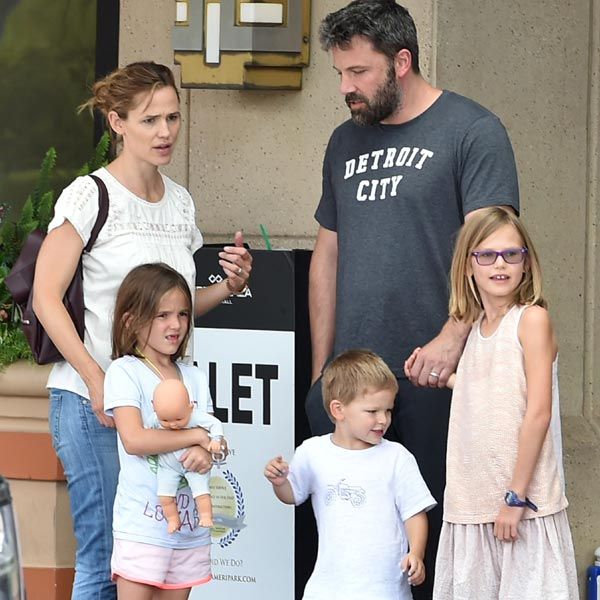 Ben Affleck y Jennifer Garner formaban una de las parejas más estables y envidiadas de la meca del cine, pero no han podido solucionar sus diferencias. Son padres de tres hijos: Violet, de 9 años, Seraphina, de 6, y Samuel, de 3
