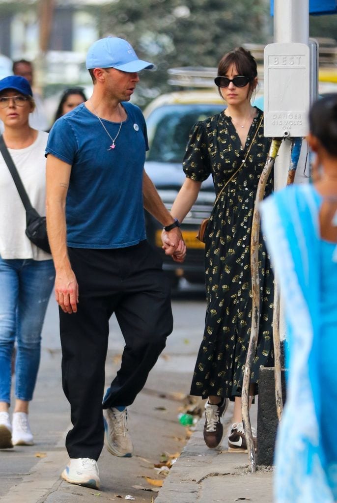 Dakota Johnson y Chris Martin fueron vistos dando un paseo tranquilo por los icónicos Jardines Colgantes de Mumbai