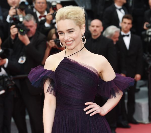 Emilia Clarke luciendo un traje púrpura en la Red Carpet de Cannes