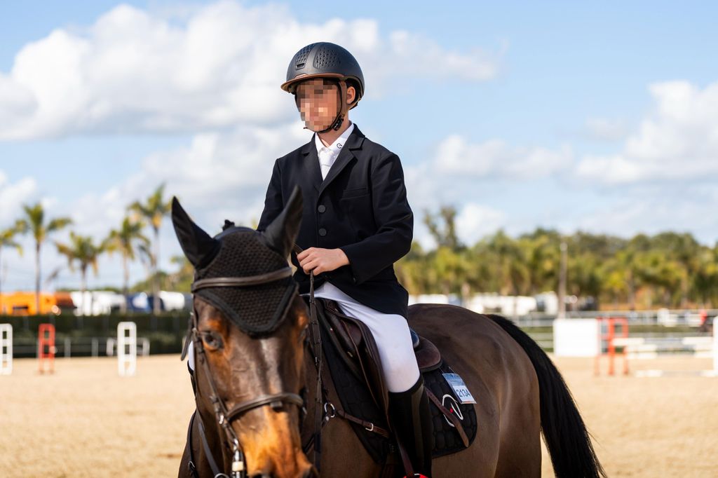 El hijo de Amelia Bono montando a caballo