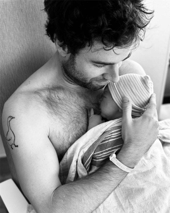 Taylor Goldsmith, marido de Mandy Moore, con su bebé