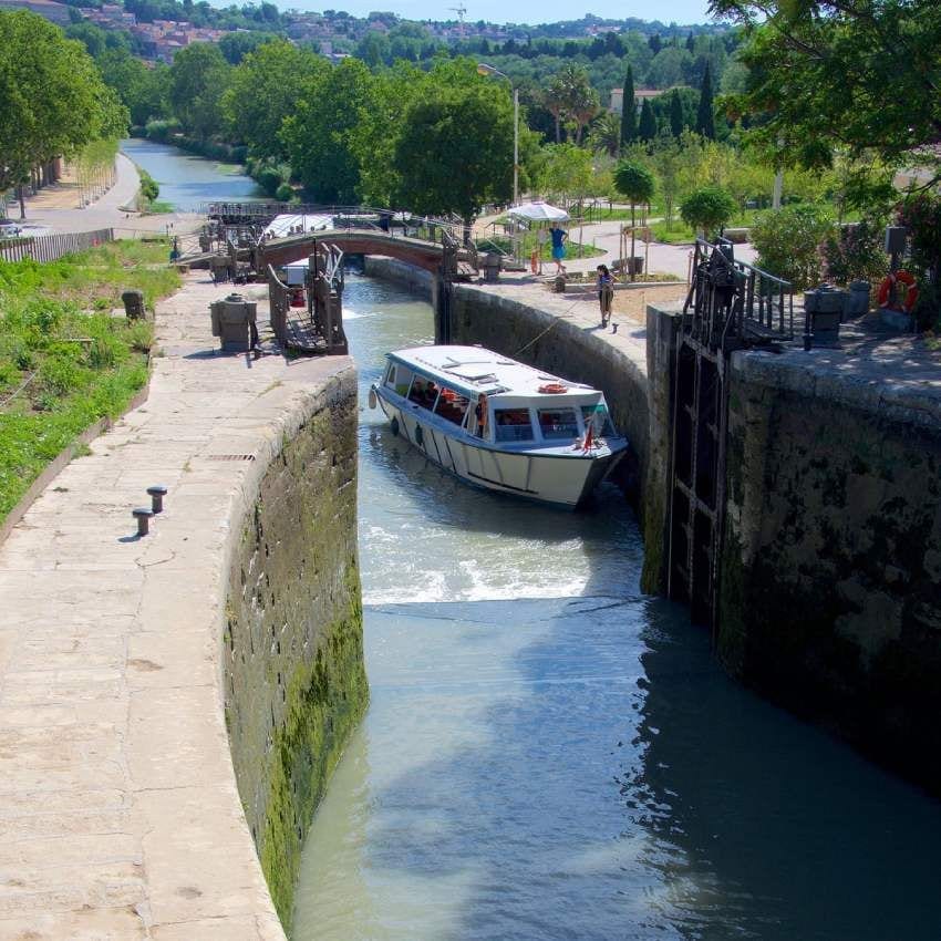 exclusas de fonserannes en el canal du midi a su paso por beziers francia