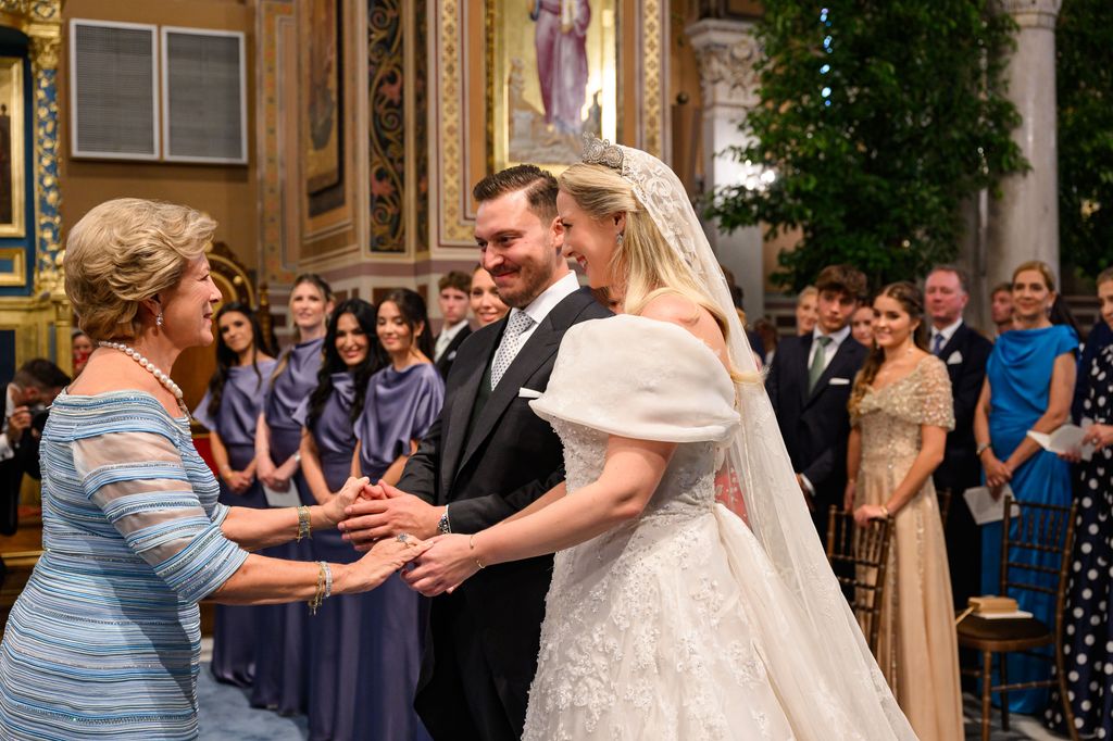 La princesa Teodora y Matthew Kumar junto a la reina Ana María