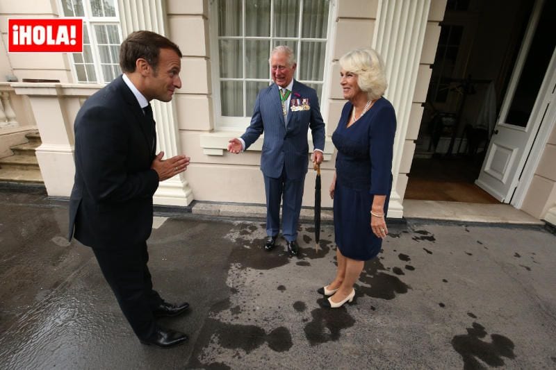 Carlos y Camilla con Macron