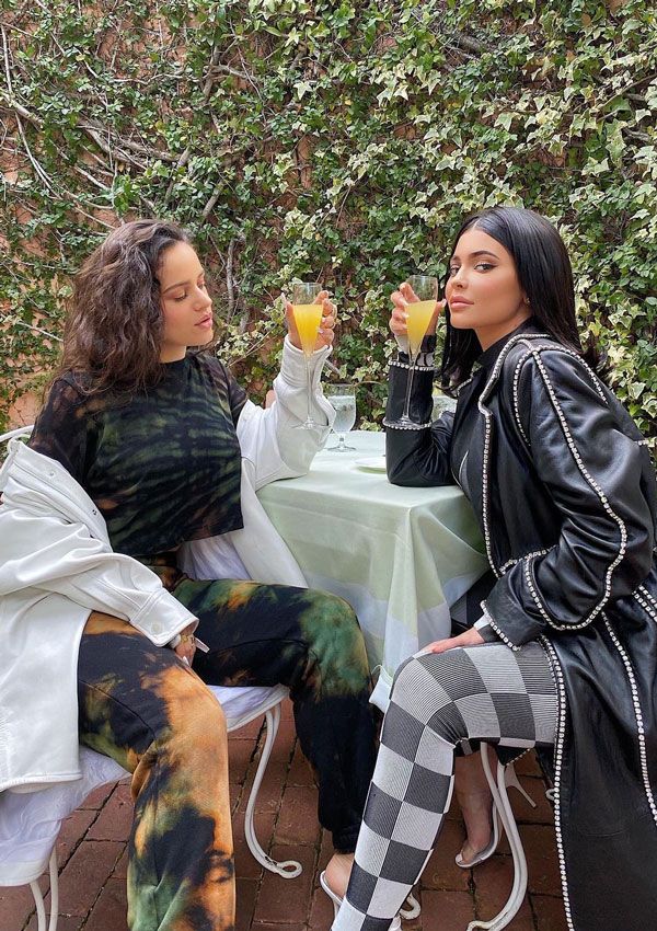 Kylie Jenner y Rosalía tomando mimosas