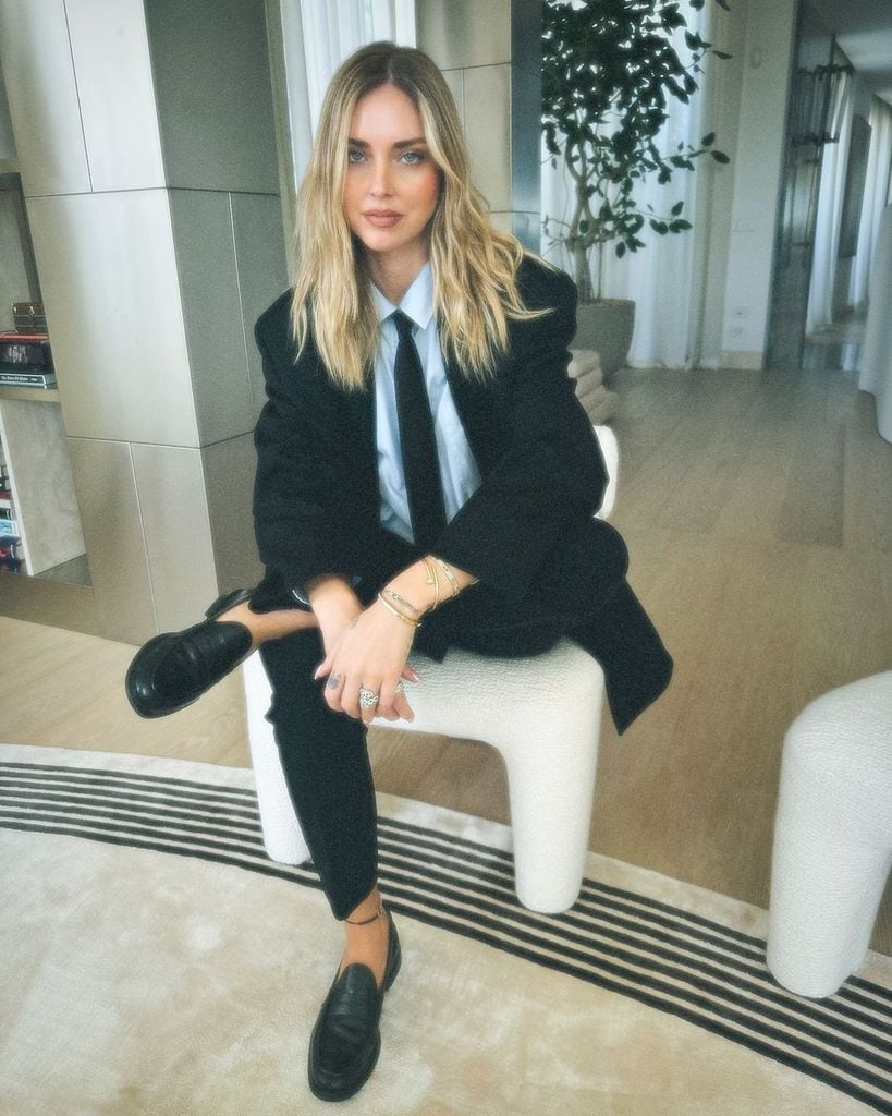 Chiara Ferragni con traje y mocasines