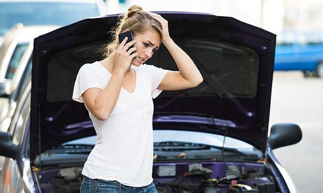 mujer coche avería