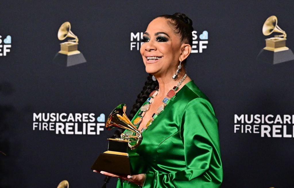 Sheila E.  con su GRAMMY por 'Bemba Colorá'