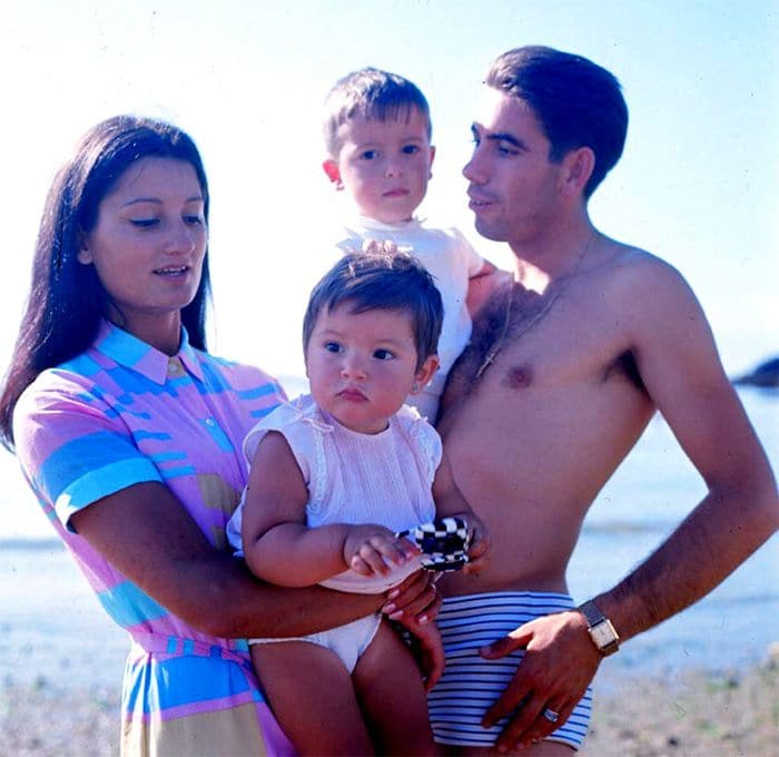 Manolo Santana y María Fernanda González-Dopeso con sus hijos