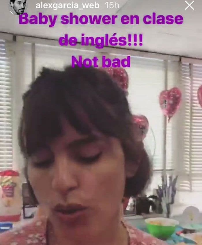 Verónica Echegui y Álex González en un baby shower de clase de inglés en Instagram