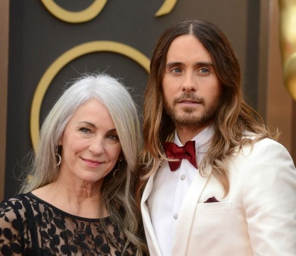 Jared Leto también recogió el Oscar acompañado de una cita muy especial: su madre Constance Leto, con quien guarda un gran parecido.
