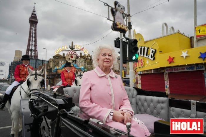 Nueva figura de cera de Isabel II, ¿cuál es la real y cuál la imagen?