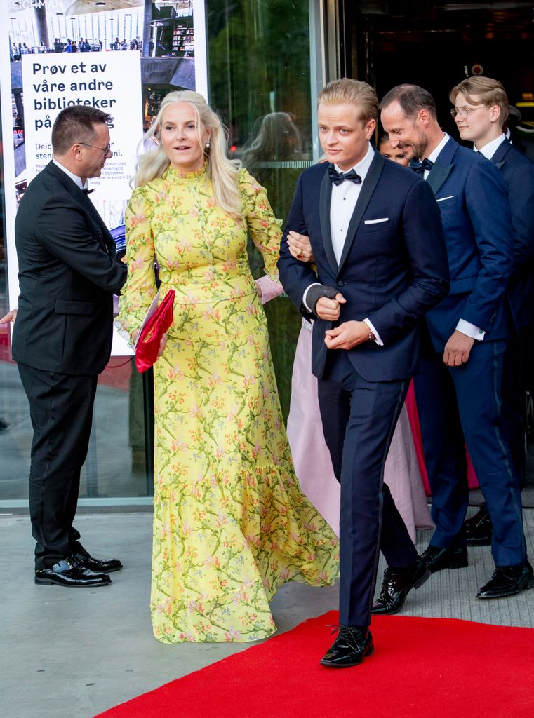 Marius Borg del brazo de su madre, la princesa Mette-Marit durante las celebraciones públicas por el 18º cumpleaños de la princesa Ingrid Alexandra, que al ser la futura reina de Noruega recibió unos festejos del más alto nivel institucional y a los que estuvieron invitados todas las autoridades del país y los miembros de todas las familias reales europeas