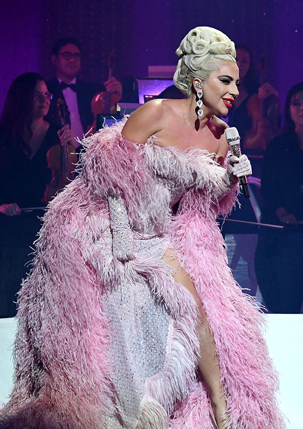 Lady Gaga actuando en Las Vegas con vestido diseñado por su hermana