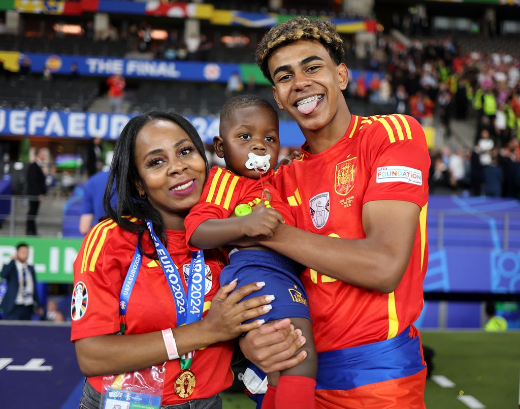 Lamine Yamal con su madre y su hermano en la Eurocopa 2024