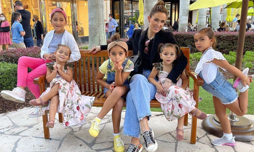 Jacky Bracamontes y sus hijas