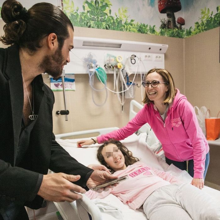 Can Yaman en una visita a los niños enfermos en el hospital 