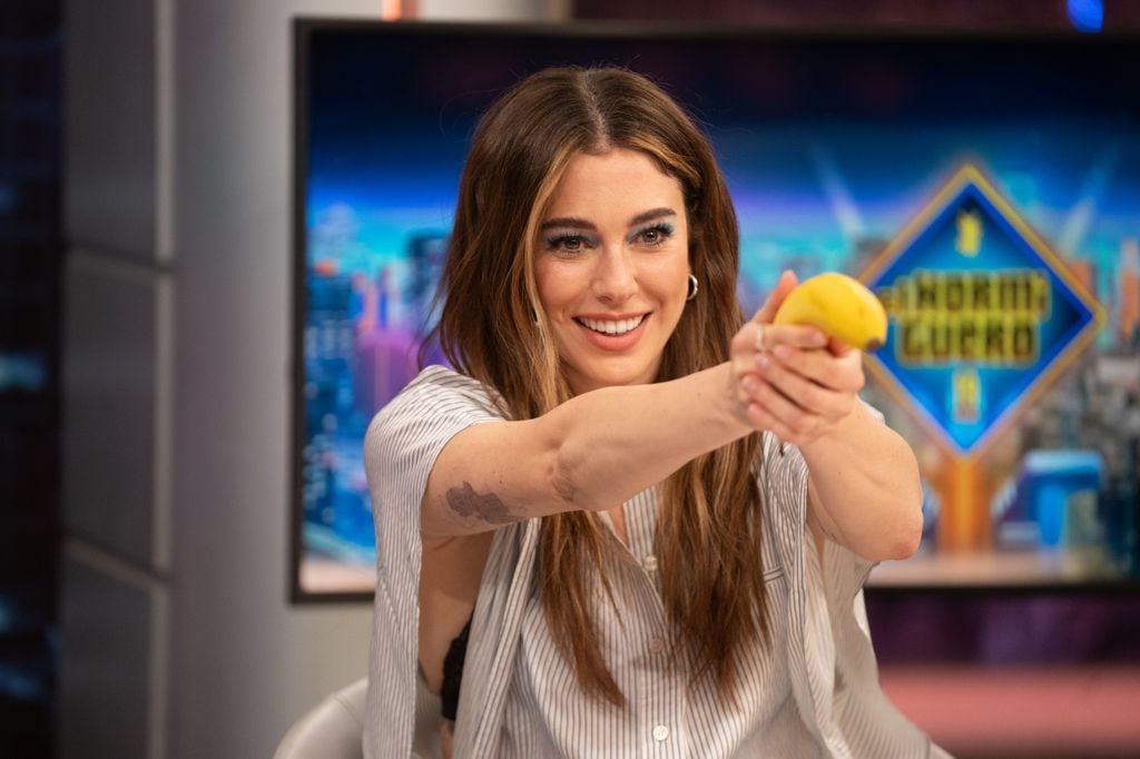 Blanca Suárez en El Hormiguero con camisa a rayas de manga corta