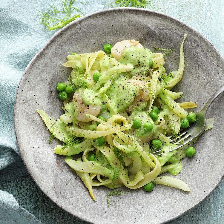 'Noodles' con hinojo, vieiras y crema de guisantes