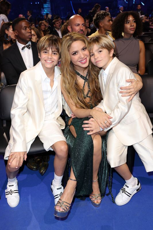 Shakira y sus hijos posando en la gala de los Grammy en Sevilla