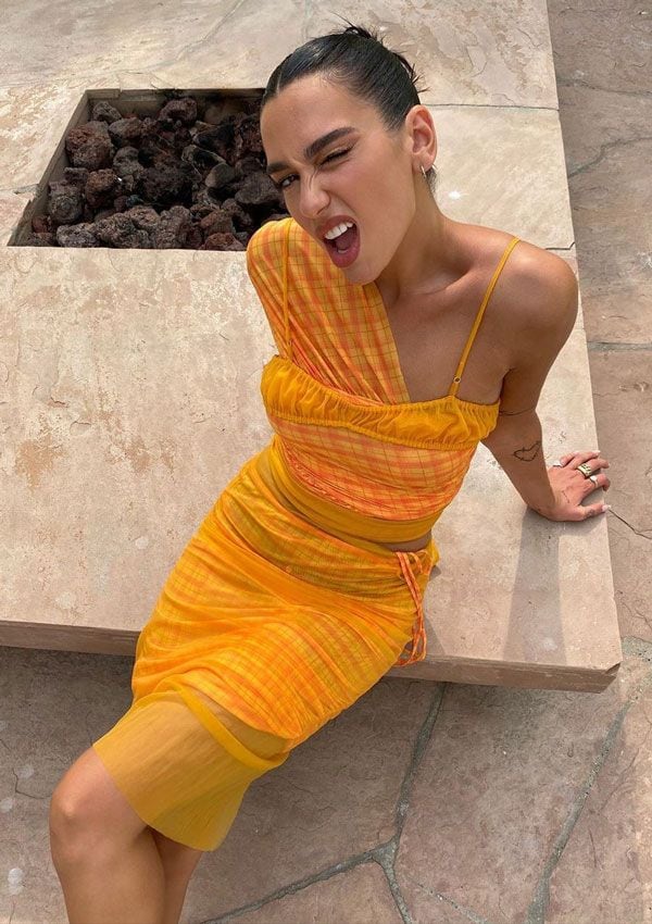 Dua Lipa con conjunto amarillo