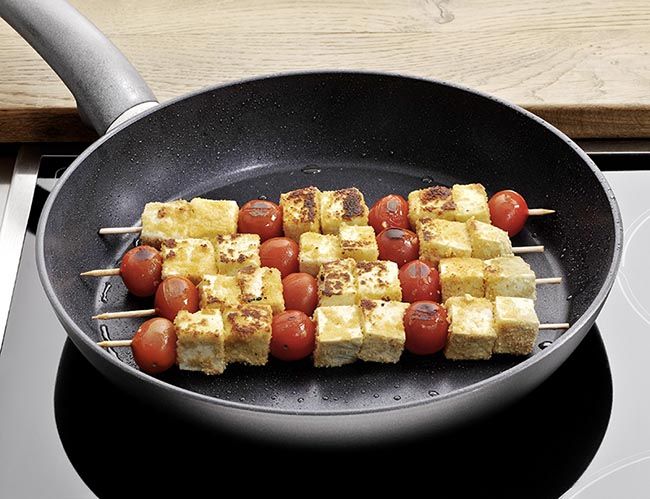 PINCHO DE ESPÁRRAGOS VERDES, TOMATES CHERRY Y TOFU